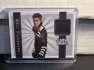 Figurina reliquia indossata evento Justin Bieber 2012 Panini - Foto 1 di 2