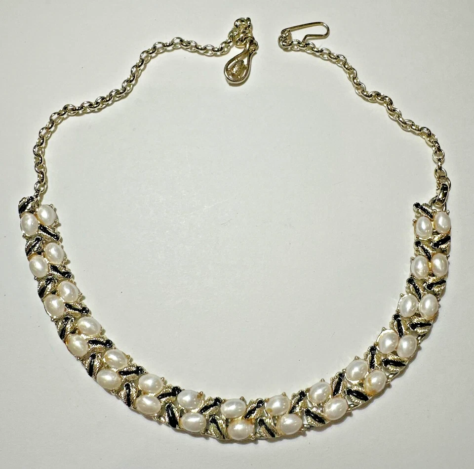 Винтажный Coro белый жемчуг овальная кабина золотой тонны листья черная эмаль ожерелье DC2 - Изображение 1 из 4