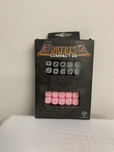 Fortress Nero E Rosa Compatto 20 Dadi D6 Set 6 Lati Gioco di Ruolo NUOVO 14mm - Foto 1 di 6