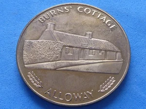1270) Escocia Robert Burns Cottage Alloway 38 mm latón £2,50 - Imagen 1 de 2