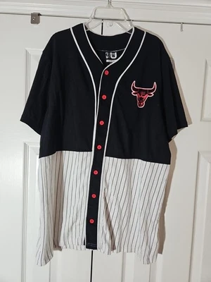 Camisa masculina Chicago Bulls XL preta branca com botões 66 usada - Imagem 1 de 4