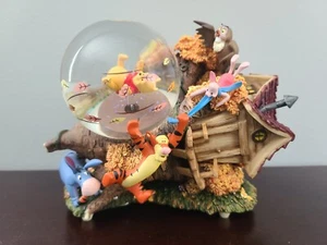 DISNEY'S WINNIE THE POOH SNOWGLOBE Blustery Day Fallen Treehouse Musical Music - Bild 1 von 6