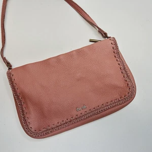 Minimalistische THE SAK kleine Umhängetasche Dusty Rose genarbtes Leder mit gehäkeltem Besatz - Bild 1 von 9