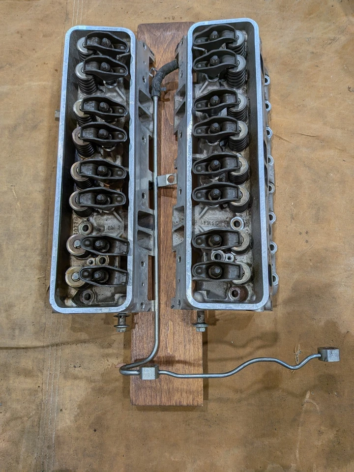 Culatas de aluminio Camaro Z28 LT1 96-97 con tubo cruzado 12551561 Foto 1 de 4