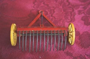 Vintage DINKY TOYS ATTREZZO AGRICOLO--ATTACCO - Foto 1 di 2