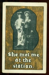 Postal de pareja romántica de 1911 She Me conoció en la estación - Imagen 1 de 1