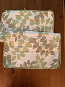 Quilted Pillow Shams/Covers 2 Standard White Green Natural Leaf Pattern EUC - Picture 1 of 4
