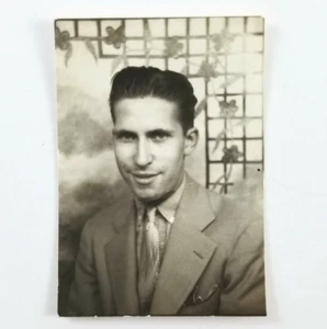 Fondo pintado de colección cabina de fotos hombre con cabello posterior liso - Imagen 1 de 4