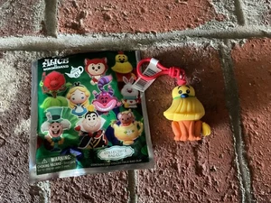 Nuevo Monograma Disney Alicia en el País de las Maravillas Escoba Perro Clip Llavero Serie 61 Abierto - Imagen 1 de 6
