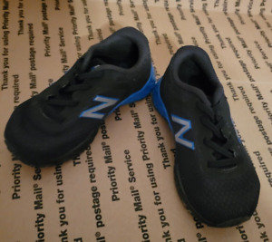 New Balance Black, blue  and gray Shoes Baby Toddler Size 7 (GUC)