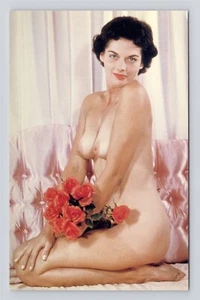 Hübsche kurze Haare brünette kniend mit Rosen - klassische Pin-ups #226 Postkarte - Bild 1 von 2