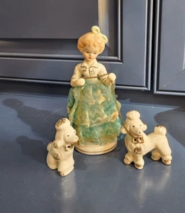 Estatuilla vintage de cerámica de encaje niña con caniches encadenados Japón Lipper Mann - Imagen 1 de 12
