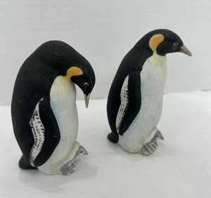A Pair of vintage Lefton China Emperor Penguin figurines with a chick - Picture 1 of 9