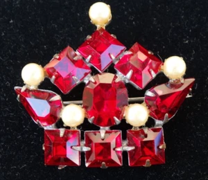 Spilla spilla figurativa con strass rosso rubino e finta corona di perle - Foto 1 di 4
