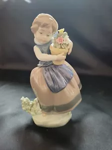 Lladro 1983 GIRL WITH FLOWERS PORCELAIN FIGURINE - Picture 1 of 7