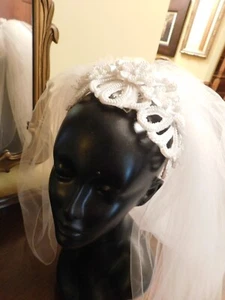HERMOSO VELO PERLA BLANCA CON TOCADO FLORAL CON CUENTAS LONGITUD CODO - Imagen 1 de 6