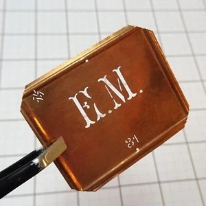 EM E M ME Monogramm Initialen Buchstaben Kupfer Schablone Antik Stammbaum Name Schild - Bild 1 von 10