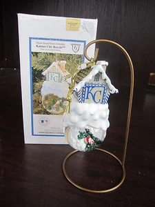 KC KANSAS CITY Royals Home Sweet Home Schneekugel Ornament NEU im Karton WEIHNACHTEN - Bild 1 von 3