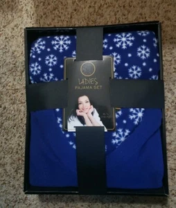 Ladies Pajama Set Blue Snowflakes Pattern Large/Extra Large 10-12 - Picture 1 of 2