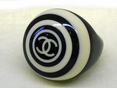 Anel feminino CHANEL tamanho 13 plástico marca coco preto x branco s 7H - Imagem 1 de 4