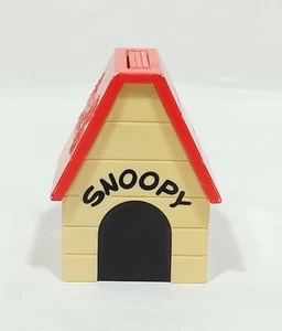 Vintage Snoopy And The Peanuts Gang Dog House Toy UFS with Pop Up Pictures - Picture 1 of 6
