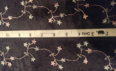 Tela satinada negra arrugada bordada 48W X 1 yarda - rosa y plata floral Foto 1 de 4