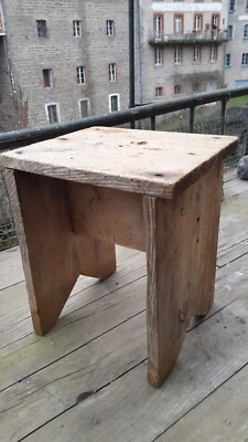 Petit tabouret rustique Auvergnat. - Photo 1/4