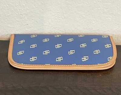 Gafas de sol/estuche Dooney & Bourke azul con ribete tostado logotipo con monograma Foto 1 de 4