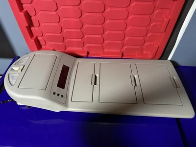 Luz de almacenamiento compartimento superior delantero Nissan Armada Infiniti QX56 2004-2007 Foto 1 de 4