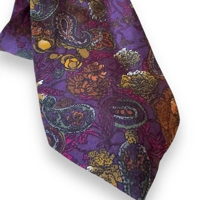 Gravata masculina de seda italiana Ted Lapidus floral paisley roxa anos 90 56” x 3,5” - Imagem 1 de 4