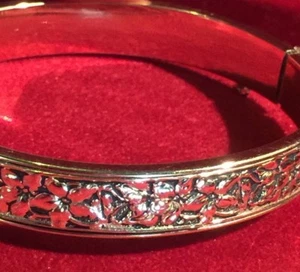 Bracciale Braccialetto Non Cernierato Grandmas Estate HTF Krementz Oro Repousse Forget Me Not Cerniera - Foto 1 di 11
