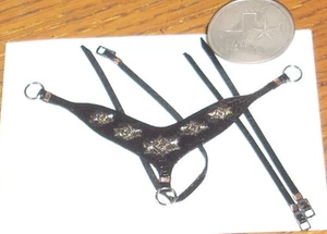 Puppenhaus Miniatur Cowboy Western Pferd Brustkragen schwarz silber V3 1:12 Tack - Bild 1 von 1