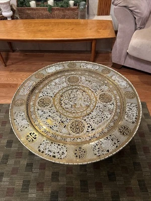 Increíble enorme mesa de té ovalada de latón grabada ornamentada china asiática de mediados de siglo Foto 1 de 4
