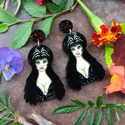Pendientes colgantes Mistress of the Dark Elvira, espeluznante joyería acrílica de Halloween Foto 1 de 4