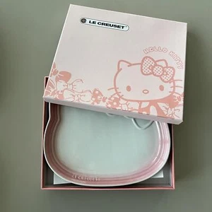 Plato grande Le Creuset Hello Kitty rosa nuevo sin caja - Imagen 1 de 7