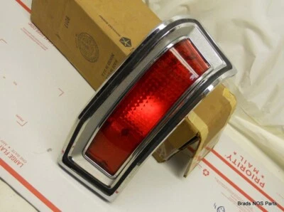 Nuevo de Lote Antiguo Mopar 1970 Plymouth Valiant LÁMPARA TRASERA CONJUNTO LADO IZQUIERDO pn 3403377 Foto 1 de 4