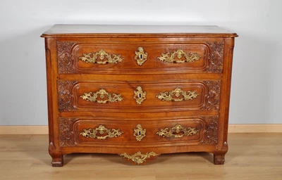 Commode lyonnaise XVIIIe siècle - Photo 1/4