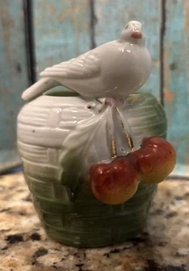 Jarrón miniatura de porcelana artística único de colección con paloma blanca encaramada en la parte superior - Imagen 1 de 6