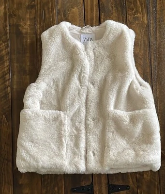 ZARA девочек искусственного меха жилет кремовый цвет - размер 8-9 - Изображение 1 из 4