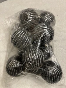 12 Christbaumschmuck Kugeln Innen/Außen Silber Schwarz Wirbel 3" - Bild 1 von 4