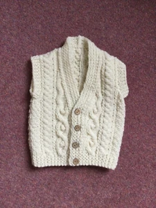 NEW HAND KNITTED BABY SLEEVELES WAISTCOAT IN ARAN YARN AND PATTERN 6-12 MTHS - Picture 1 of 2
