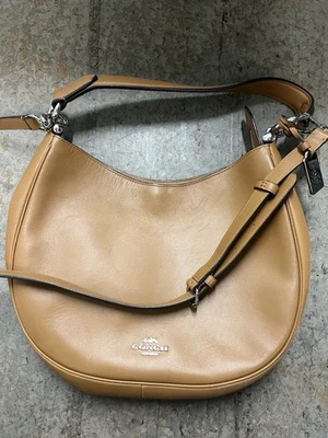 a Coach Nomad Hobo em couro curtido com glove - Imagem 1 de 4