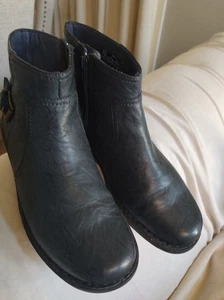 CLARKS  WOMENS LEATHER BUCKLE ZIP TOP ANKLE BOOTS, SIZE 8.5 M - Picture 1 of 8