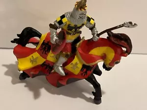 Papo 2002 Medievale Rosso Giallo JKnight King Cavallo Nero Figure Giostra - Foto 1 di 4