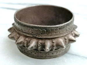 ANTICO MASSICCIO BRACCIALE ETNICO AUTENTICO OMANITA AD ACULEI IN ARGENTO, 1900. - Foto 1 di 24