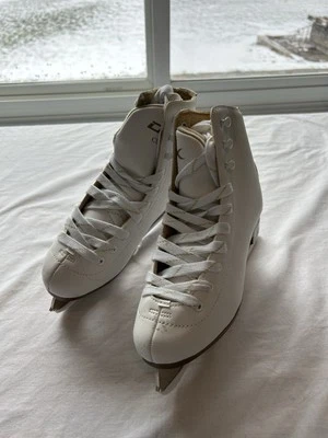 Boneco de movimento DBX clássico feminino patins no gelo sapatos brancos DSG-NJTH1G74 tamanho 3 novo - Imagem 1 de 4