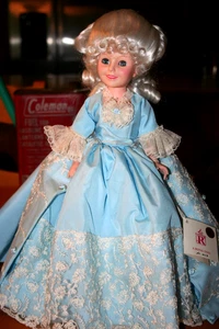 Muñeca de plástico firmada por la Casa Real de Muñecas de colección - sin caja/se exhibió - #1023 - Imagen 1 de 17