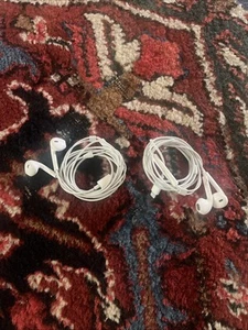 Set Of 2 Apple iPhone Wired 3.5mm Earbud Headphones - Photo 1 sur 3