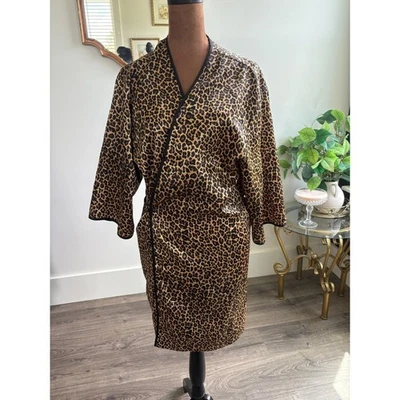 Bata kimono con estampado de leopardo Secret Treasures ropa de salón con estampado de animales pequeños Foto 1 de 4