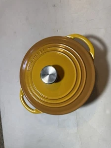 LE CREUSET #22 Forno Olandese Con Coperchio 2 Quart Giallo Buone Condizioni - Foto 1 di 3